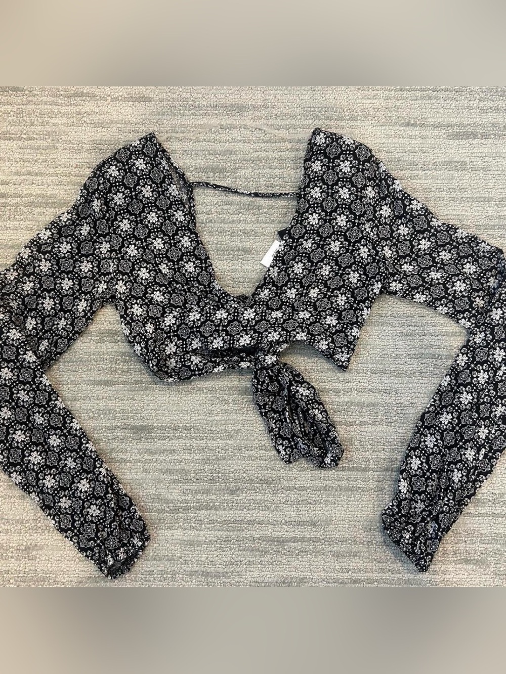 Extra Small Boho Black and White Floral Wrap Tie Longsleeve Crop Top/Blouse
